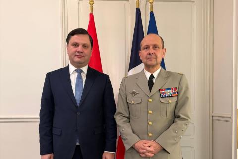 En France, l’ambassadeur de la République d’Arménie et le conseiller militaire d’Emmanuel Macron ont discuté des questions relatives à la coopération en matière de défense