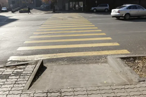 Մայրաքաղաքի վարչական շրջաններում կառուցվել է 551 թեքահարթակ. կառուցման աշխատանքներն ավարտված են