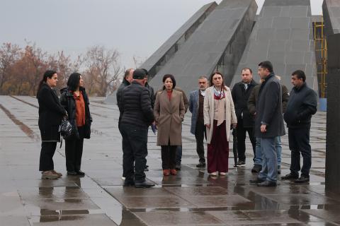 La  ministre de l’Éducation, de la Science, de la Culture et des Sports a visité le Mémorial du génocide des Arméniens et a pris connaissance de la qualité des travaux de restauration