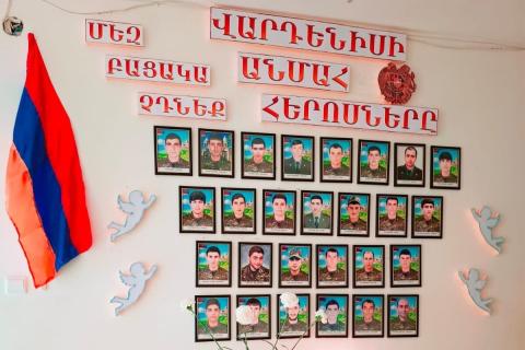 Վարդենիսի քաղաքային գրադարանում բացվել է 44-օրյա պատերազմում և սեպտեմբերյան ագրեսիայի հետևանքով զոհվածների հուշանկյուն