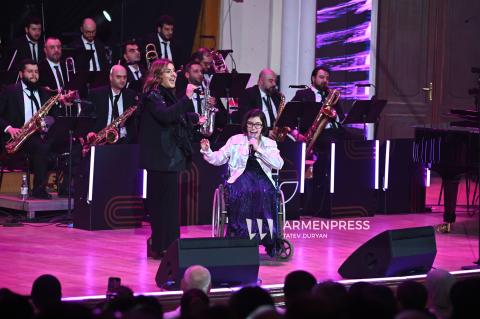 اختُتم مهرجان "سايد باي سايد" الدولي للفنون الموسيقية الشاملة بحفل موسيقي ضخم-صور-