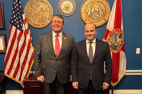 سفیر نارک مکرتچیان و نمایندهٔ کنگره فاین دربارهٔ تعمیق بیشتر روابط ارمنستان و آمریکا گفت‌وگو کردند