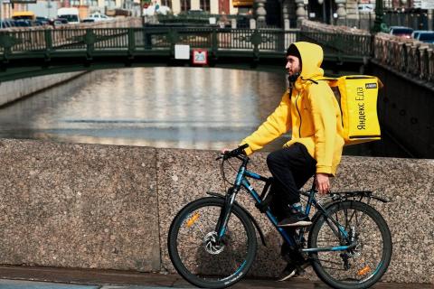 Սանկտ Պետերբուրգում միգրանտներին մինչև 2026 թ. վերջը արգելվել է որպես տաքսու վարորդ և առաքիչ աշխատել