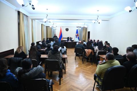 Глава администрации премьер-министра РА обсудил с перемещенными лицами из НК  их основные проблемы