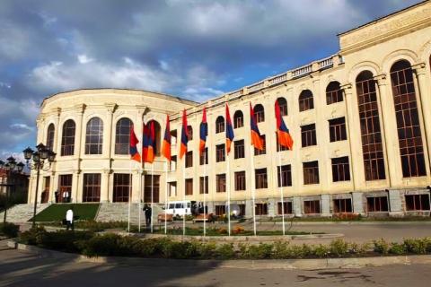 Գյումրու քաղաքապետարանը արձագանքել է գլխավոր տոնածառի վերաբերյալ տարածված քննարկումներին