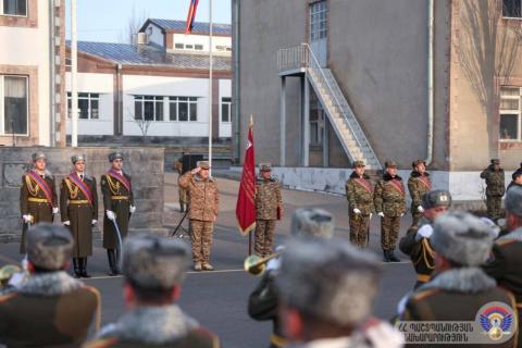 Սուրեն Պապիկյանի հրամանով տարածքային պաշտպանության զորքերի հրամանատարությանը հանձնվել է մարտական դրոշ