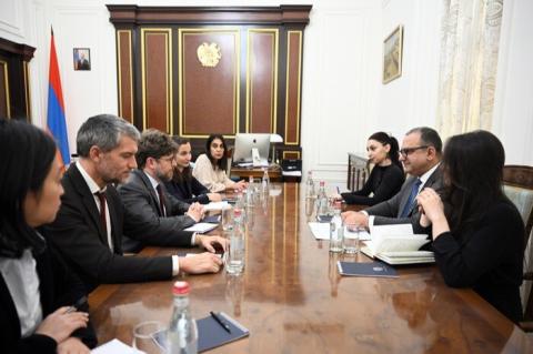 Le vice-Premier ministre de la RA et les membres de la délégation de l’Agence française de développement ont discuté de nouvelles orientations de la coopération à venir