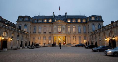 Скандал в Елисейском дворце: метрдотель годами крал дорогую посуду