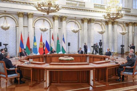 В Большом тронном зале Зимнего дворца Эрмитажа начался неформальный саммит СНГ