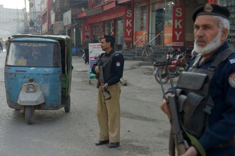 В Пакистане в результате нападения террористов погибли по меньшей мере пять полицейских