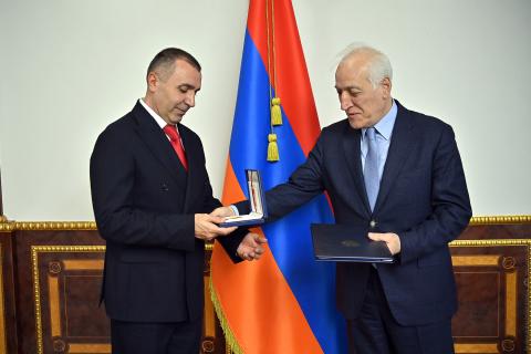 Президент Республики Армения наградил главного тренера сборной Армении по футзалу Медалью Мовсеса Хоренаци