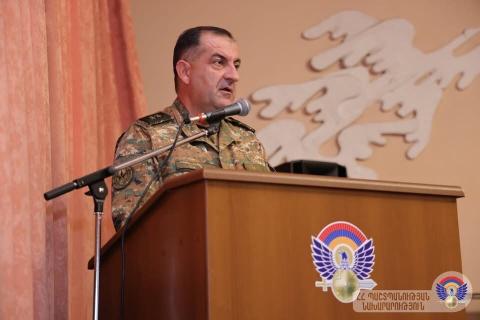 Top general meets reservists