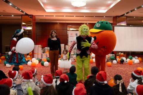 Новогодние подарки от сотрудников IDBank для детей бенефициаром фонда «Айорди»