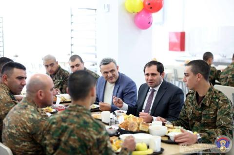 Министр обороны в учебной воинской части принял участие в церемонии открытия новой столовой
