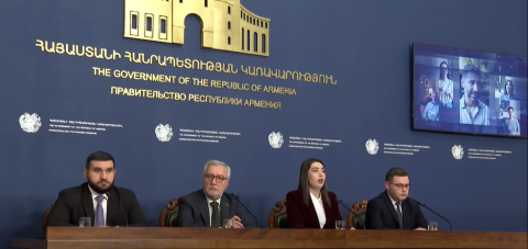 وزيرة الداخلية الأرمنية أربينه سركيسيان ورئيس اللجنة الدائمة للدفاع والأمن بالبرلمان أندرانيك كوتشاريان وعضو اللجنة نفسها فاهان ألكسانيان يجيبون على أسئلة المواطنين