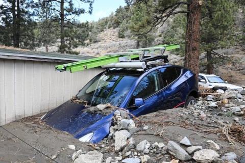 Три человека погибли в результате наводнения в Калифорнии