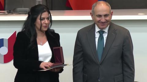 Премьер-министр Армении Пашинян вручил награды сотрудникам КГД