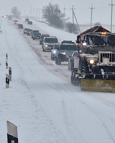 На некоторых автомобильных дорогах республики ведутся интенсивные снегоуборочные работы
