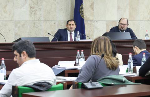 Заработная плата профессоров, имеющих 5-летние контракты с ЕГУ, увеличится на 30 процентов