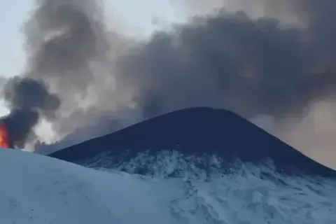Вулкан Этна выбросил 400-метровый фонтан лавы