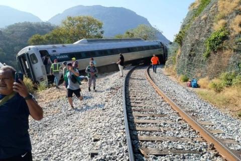 Пассажирский поезд сошел с рельсов в Мексике: 13 человек погибли