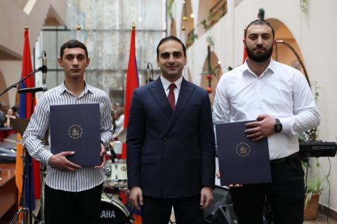 Тигран Авинян наградил группу сотрудников мэрии Еревана