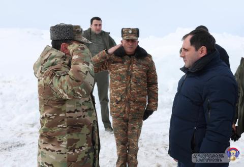 Министр обороны Армении вместе с должностными лицами посетил военные позиции в высокогорной зоне