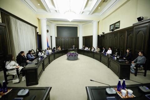 Араик Арутюнян принял в правительстве группу учеников старшей школы №112 города Еревана