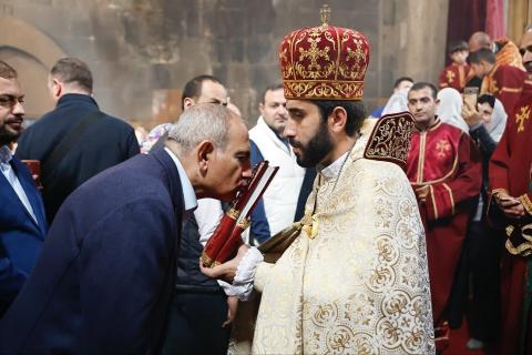 رئيس الوزراء نيكول باشينيان يحضر قداساً في كنيسة هوفانافانك ببلدة أوهانافان بمقاطعة أراكاتسوتن