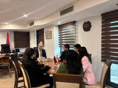 Embajador de Armenia en Grecia recibió a representantes de la Sociedad Científica Estudiantil de la Universidad Estatal de Ereván