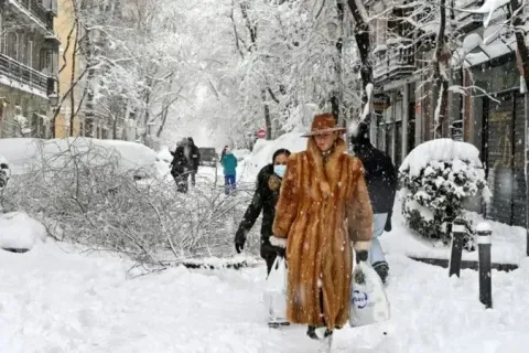 Եվրոպայում ձյան առատ տեղումների պատճառով խաթարվել է օդային և ցամաքային հաղորդակցությունը