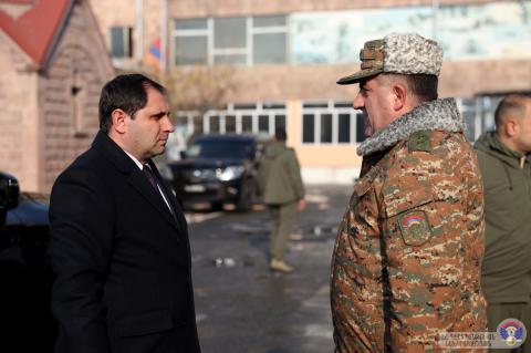 Suren Papikyan visitó el Centro de Reclutamiento del Ministerio de Defensa