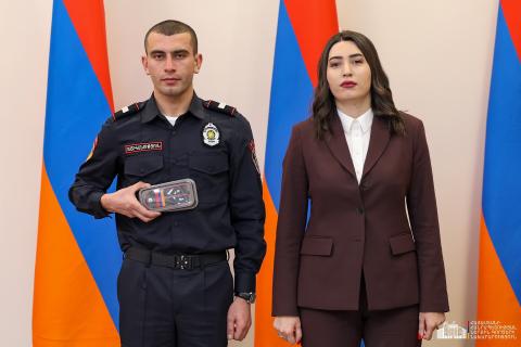 ՆԳ նախարարը մի խումբ պարեկային ծառայողների առաջին սպայական կոչումներ է հանձնել