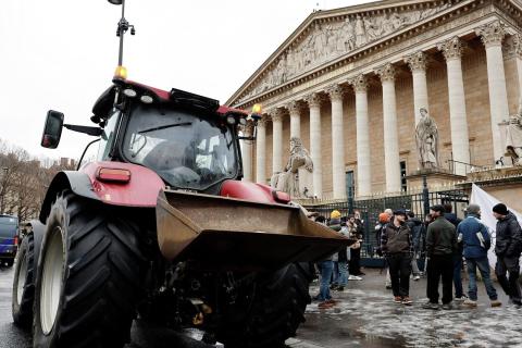 Փարիզում ֆերմերները տրակտորներով դուրս են եկել բողոքի ակցիայի