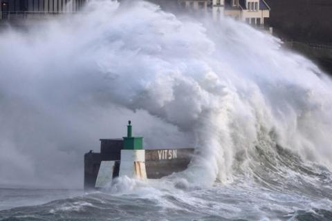 Во Франции 380000 домов остались без электричества из-за циклона