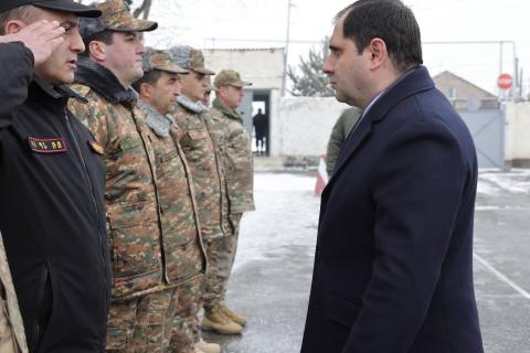 苏伦·帕皮基扬在视察部队时强调了提升军队防御能力的必要性