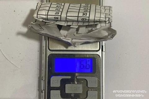 Փաստաբանի մոտ հայտնաբերվել են թմրամիջոցների նմանվող զանգվածներ