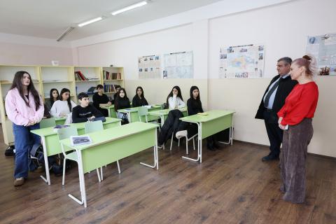 Viceministra de Educación, Ciencia, Cultura y Deporte visitó la Escuela Secundaria Nº 189 de Ereván