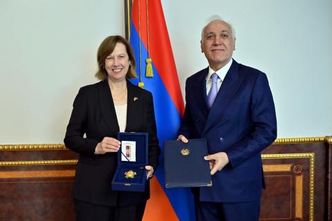 Le président de la République a décoré l’ambassadrice des États-Unis de l’Ordre de l’Amitié