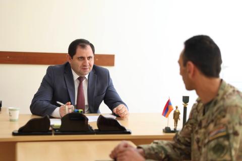 Հայաստանի պաշտպանության նախարարն առանձնազրույցներ է ունեցել զինծառայողների հետ