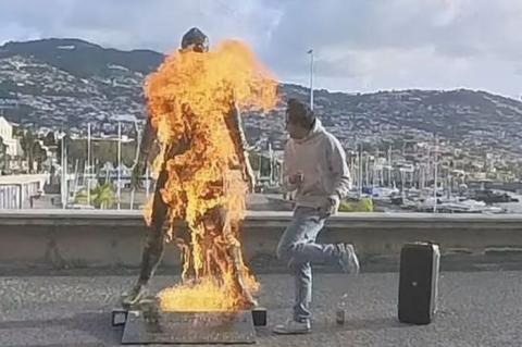 Պորտուգալիայում հրկիզել են Ռոնալդուի արձանը