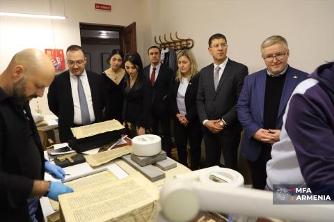 Dışişleri Bakanlığı Genel Sekreteri, yabancı diplomatik temsilcilerle toplantıda Ermenistan’ın el yazmalarının korunmasına katkısını vurguladı