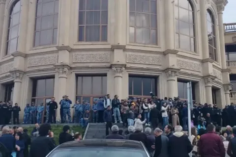 Դատախազը դատարան է հանձնել Գյումրիի համայնքապետարանում և հրապարակում տեղի ունեցած զանգվածային անկարգություններ կազմակերպած 4 անձի վերաբերյալ վարույթի նյութերը