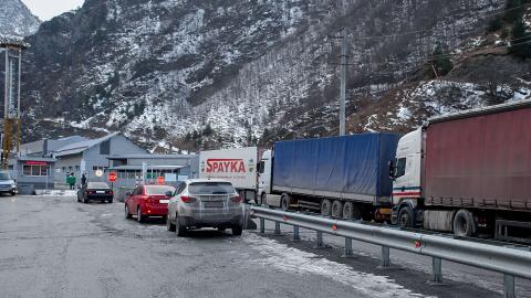 Լարսը բացվել է՝ մեծ բեռնատար մեքենաների համար սահմանափակումներով