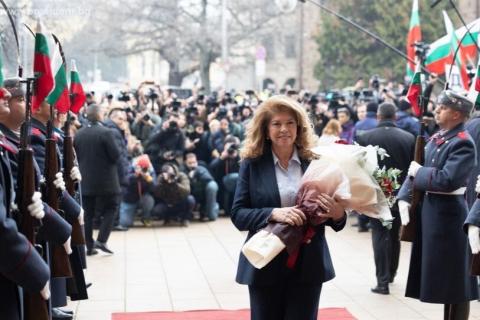 Первая женщина-президент Болгарии Илияна Йотова вступила в должность