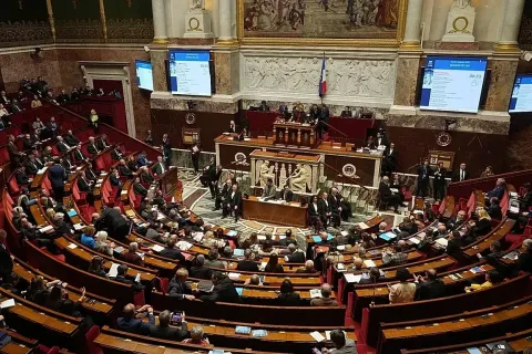 Парламент Франции отклонил вторую резолюцию о недоверии кабмину