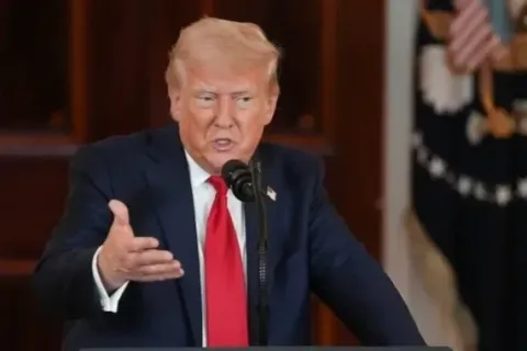 Дональд Трамп угрожает Канаде 100-процентной импортной пошлиной, если она заключит торговое соглашение с Китаем