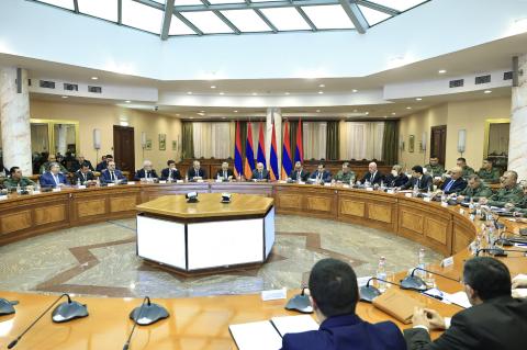 帕什尼扬总理视察国防部