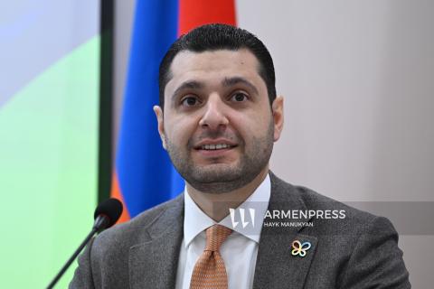 المؤتمر الصحفي السنوي الموجز لوزير البيئة الأرمني هامباردزوم ماتيفوسيان-صور-