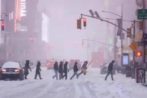Deadly winter storm strikes broad swath of US